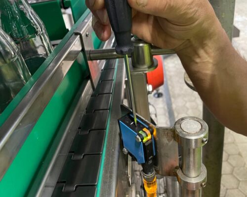 technieker controleert sensor in productieomgeving