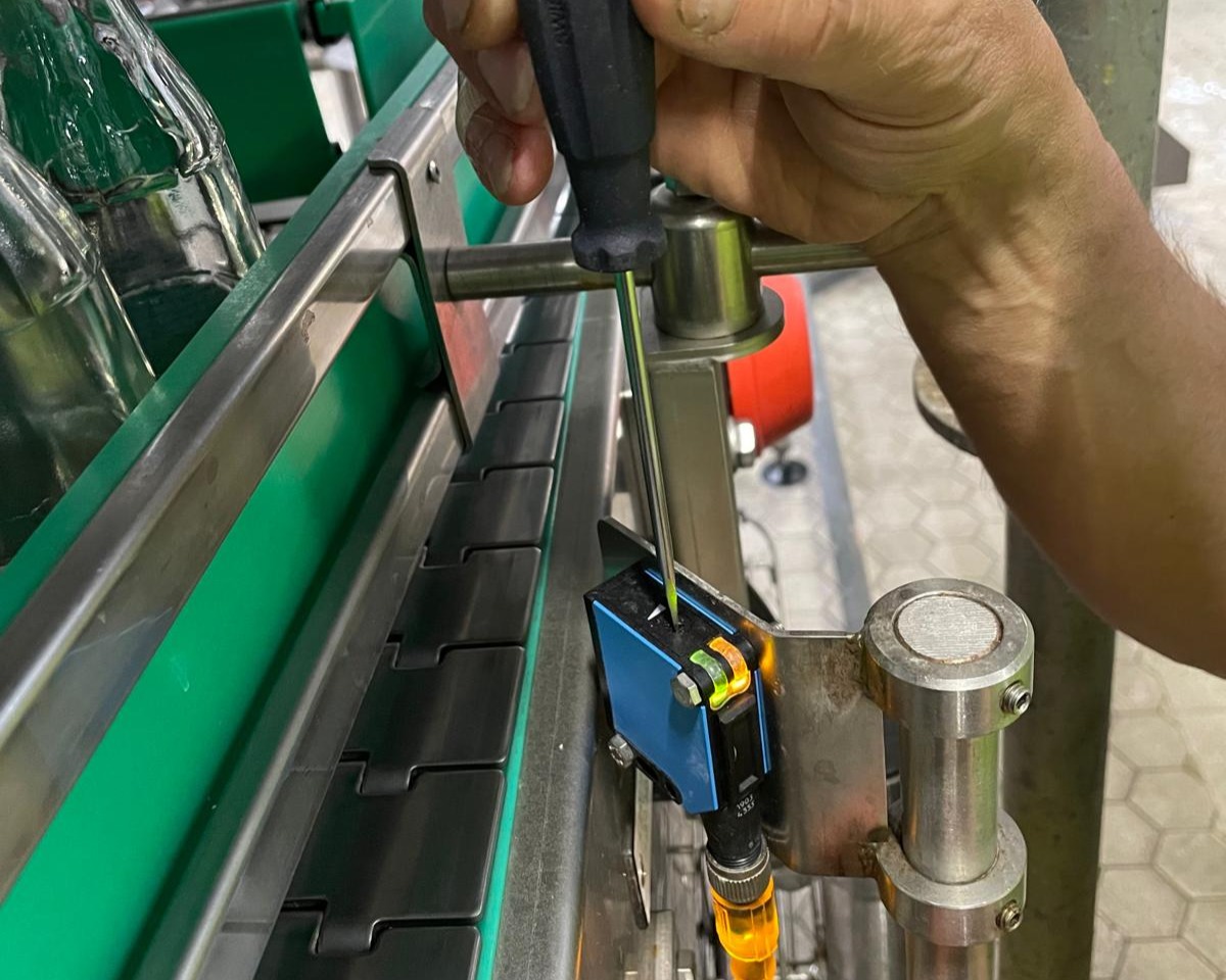 technieker controleert sensor in productieomgeving