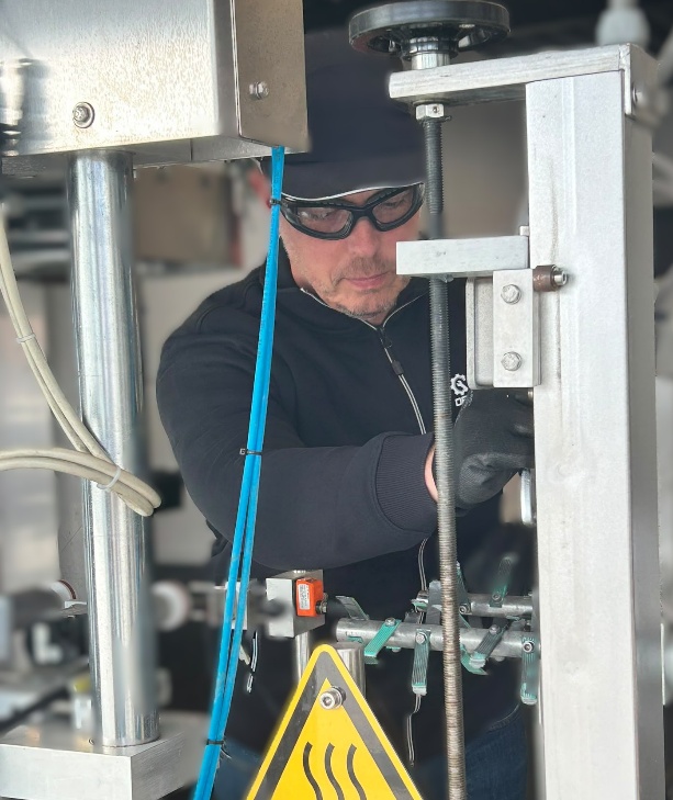 Steven aan het werk als technieker bij industriële apparatuur